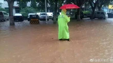晋城暴雨，车辆被淹，冰箱在水中漂