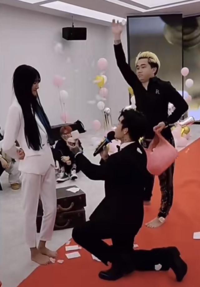 外国小伙用365天求婚视频的BGM，居然藏着这么深的秘密？