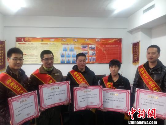 广州两名大学生放弃旅程救人获奖励