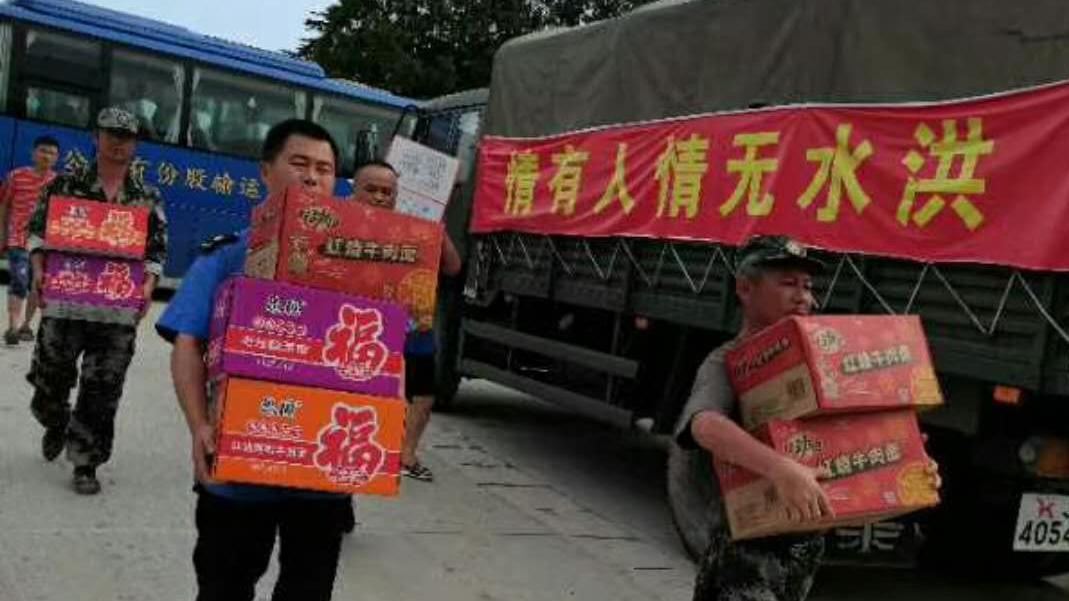 4岁女孩替父买泡面，店主暖心之举，温暖人心